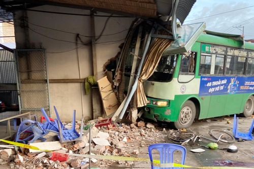 Xe buýt lao vào nhà thuốc