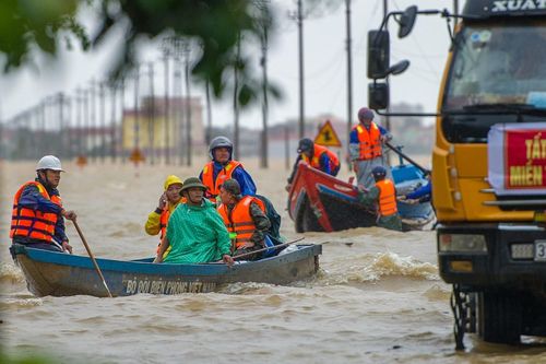 Những cuộc giải cứu nghẹt thở ở rốn lũ Quảng Bình