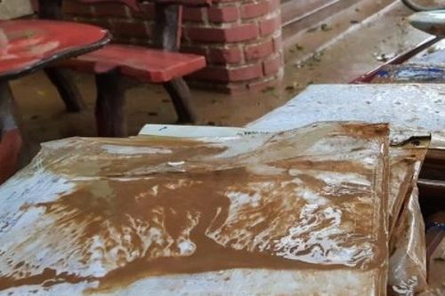 Trường học tan hoang vì mưa lũ, sách vở ngập trong bùn