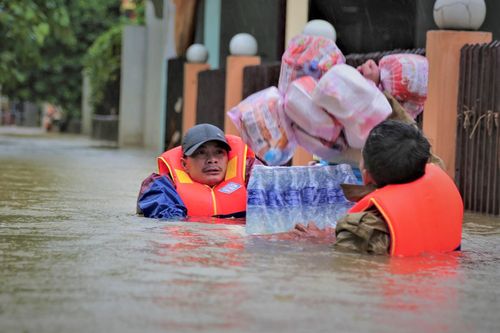 Đội quân đưa cơm, cứu người ở rốn lũ