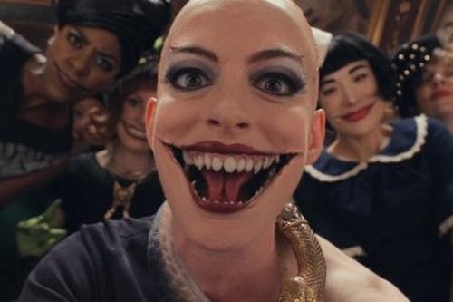 Anne Hathaway hóa trang thành phù thủy