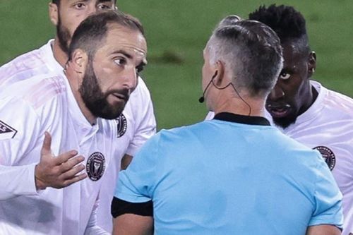 Higuain nhận thẻ đỏ vì xúc phạm trọng tài