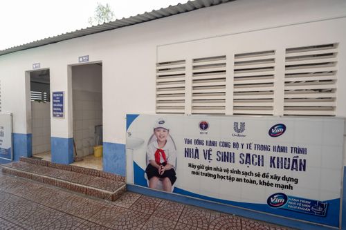 Rèn luyện ý thức giữ nhà vệ sinh trường học sạch khuẩn cho trẻ
