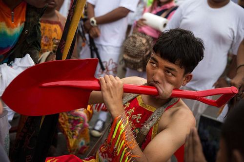 Nghi lễ xỏ khuyên rùng rợn ở Thái Lan