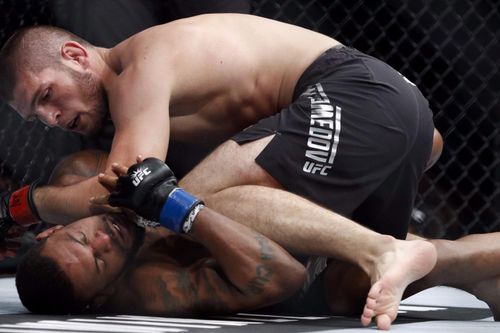 'Đôi chân của Khabib giống như bê tông'