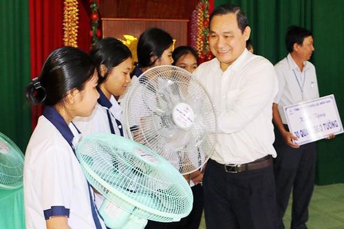 Thăm, tặng quà học sinh DTTS và gia đình chính sách tỉnh Ninh Thuận