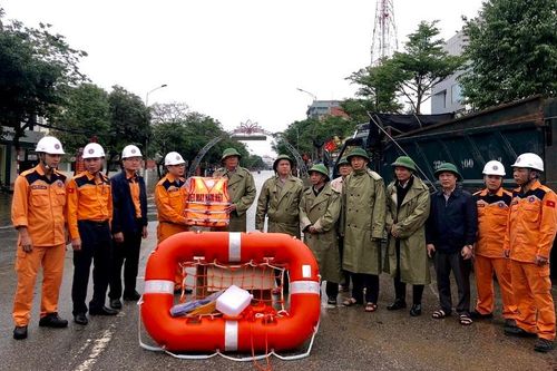 Hàng nghìn áo phao đã đến với người dân vùng lũ