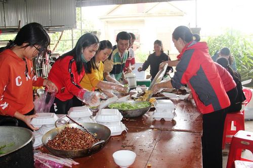 'Lá rách ít, đùm lá rách nhiều' trong mưa lũ