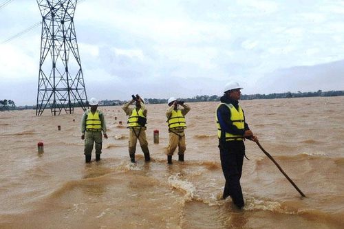 Truyền tải điện Quảng Bình ứng phó với trận lũ lịch sử