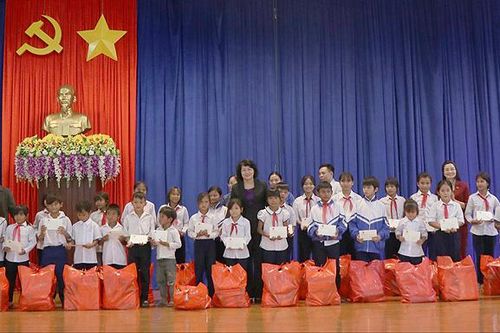 Phó Chủ tịch nước Đặng Thị Ngọc Thịnh làm việc tại huyện Đăk Tô