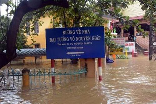 Nước lũ bủa vây tứ bề trên quê hương Lệ Thủy