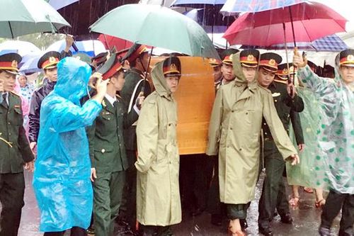 Xuyên đêm vượt rừng đưa đồng đội trở về