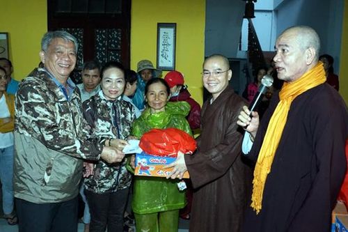 Hướng về bà con vùng lũ