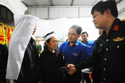 T.Ư Đoàn hỗ trợ bà con vùng lũ tại Quân khu 4