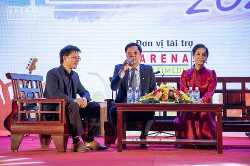 NSND Lan Hương và NSND Trọng Trinh bị tân sinh viên 'chất vấn' về tình yêu