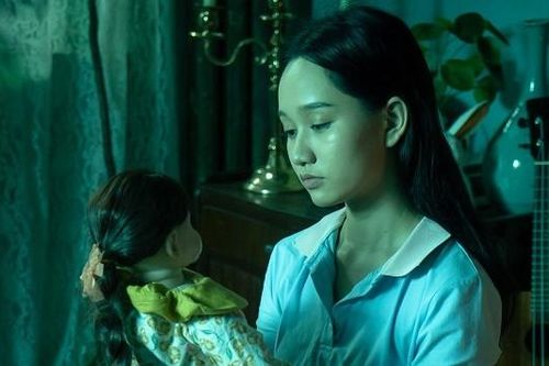 Trúc Anh, Salim và Amee 'nuôi' búp bê hắc ám?