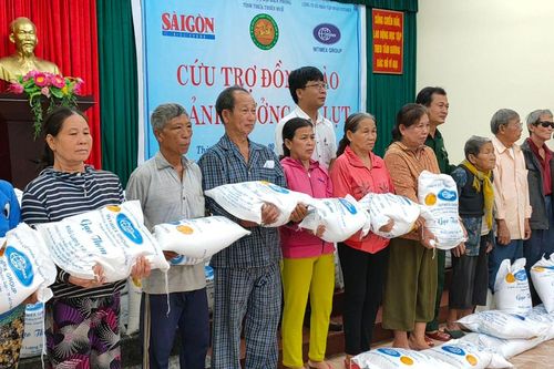 'Có gạo và tiền mua thức ăn rồi các con ơi!'