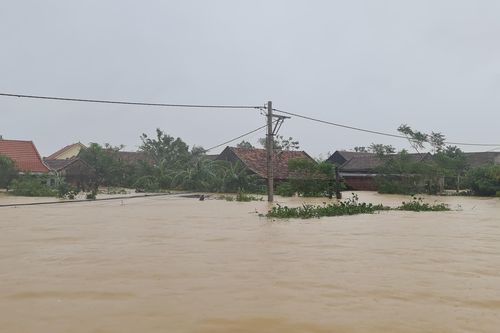 Quảng Bình huy động tổng lực để tiếp tế cứu dân