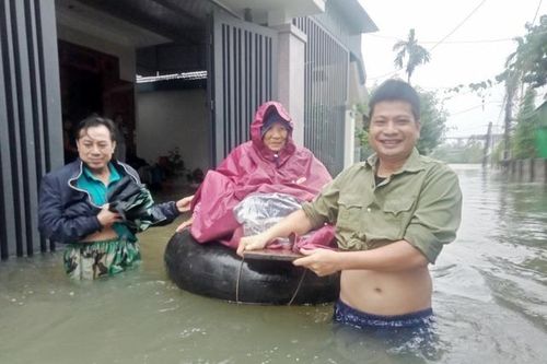 Ấm tình người giữa lòng lũ dữ Hà Tĩnh