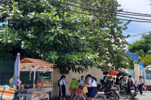 Hàng rong trước cổng trường: 'Bom nổ chậm' về an toàn thực phẩm