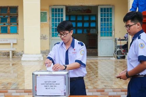 Sóc Trăng: Thầy, trò quyên góp ủng hộ đồng bào miền Trung