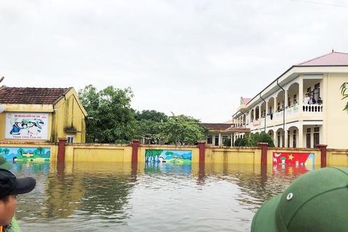 Trường học Hà Tĩnh mênh mông nước, giáo viên tranh thủ tham gia cứu trợ
