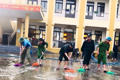 Hối hả tổng vệ sinh trường lớp sau lũ đón học sinh