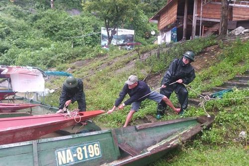 BĐBP Nghệ An tiếp tục triển khai các phương án hỗ trợ người dân trong mưa lũ