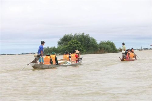 Mưa lũ tiếp tục diễn biến phức tạp, cả nước hướng về miền Trung