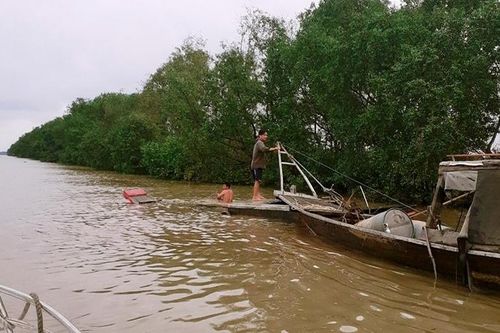 Kịp thời cứu sống 2 người dân bị nạn trên sông Soài Rạp
