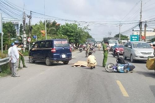 Tin giao thông đến sáng 21/10: Xe chở hàng cứu trợ bị lật; xe máy va ô tô 1 người chết, 1 người bị thương