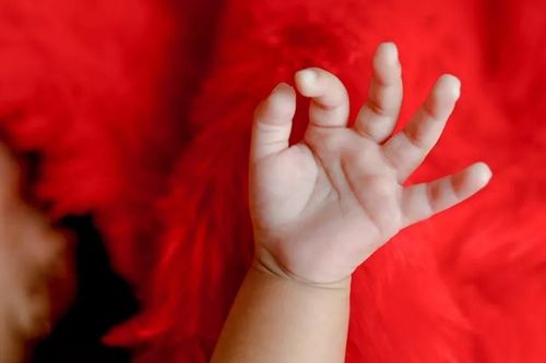 Bé gái sinh non sống lại trước khi hạ huyệt vài phút