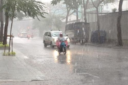 Bão số 8 vào biển Đông, các tỉnh miền Trung tiếp tục mưa vào cuối tuần