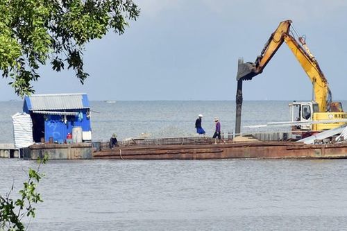 Tình huống khẩn cấp sạt lở đê biển Tây