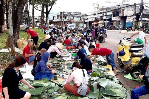 Gia Lai làm 2.000 bánh tét rút chân không gửi về miền Trung