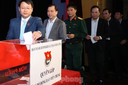 Liên hoan ca khúc cách mạng ủng hộ đồng bào lũ lụt miền Trung