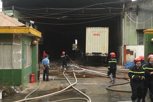 Cháy xưởng gỗ rộng hàng nghìn mét vuông ở Sài Gòn