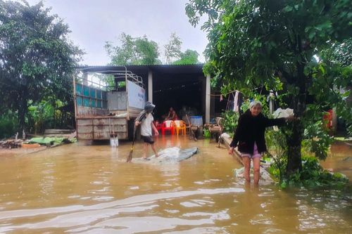 Người dân Quảng Trị mòn mỏi chờ lũ rút để được nấu cơm
