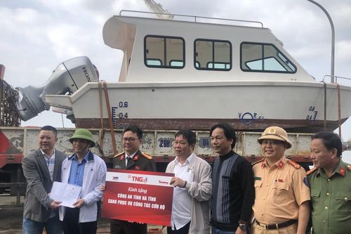 Bí thư Hà Tĩnh tiếp nhận cano cứu hộ, cứu nạn người dân vùng lũ