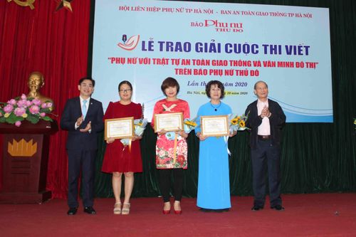 Cụ bà 70 tuổi vận động dân gom tiền làm cầu sắt giữa Hà Nội