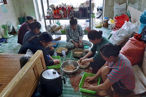 'Cả làng' gọi nhau nhóm bếp, nấu nghìn suất xôi gửi vùng lũ lụt
