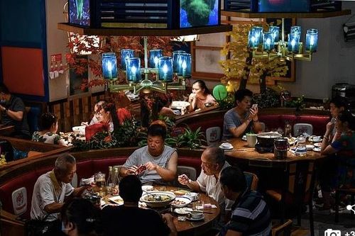 Đi xem mặt, thiếu nữ dẫn theo hàng chục người để 'ăn chùa'