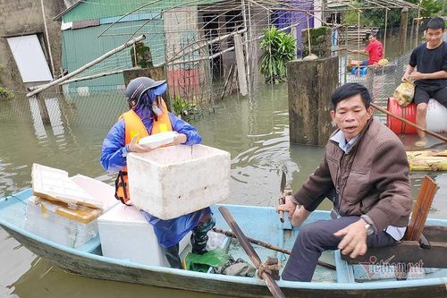 Cứu trợ lũ lịch sử ở Hà Tĩnh: 'Tôi không nhận đâu, anh để cho nhà khác'