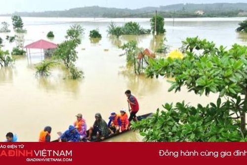 Hàng trăm ngàn hộ dân ở Huế, Hà Tĩnh, Quảng Bình vẫn chìm trong nước lũ