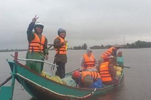 Những chuyến thuyền chở nặng tình dân vào rốn lũ Quảng Bình