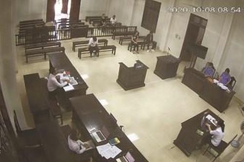 Đấu tranh tại phiên tòa trong vụ án bị cáo sử dụng 'quyền im lặng'