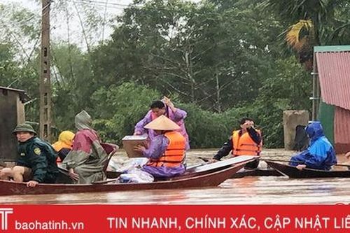 Người dân vùng lũ Thạch Hà tiếp nhận nhiều sự sẻ chia