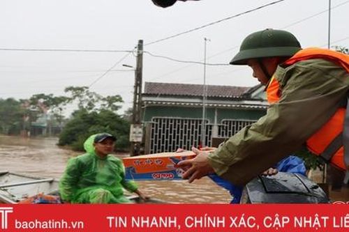 Thuyền 'dã chiến' cứu trợ đắc lực cho người dân vùng tâm lũ ở Hà Tĩnh