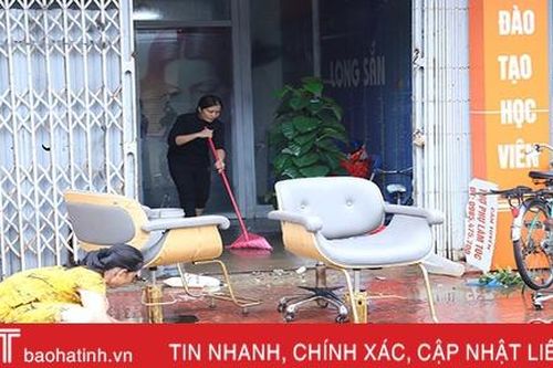 Nước rút dần, người dân TP Hà Tĩnh lục đục dọn dẹp nhà cửa