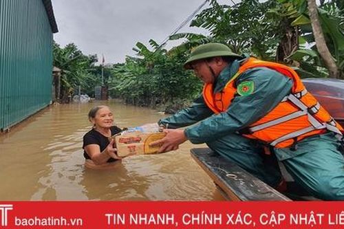 Cận cảnh cứu trợ người dân 'tâm lũ' Cẩm Xuyên trong sáng nay